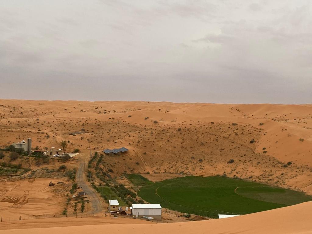 Az Zulfiمنتجع زومة بالزلفي的沙漠高尔夫球场的空中景观