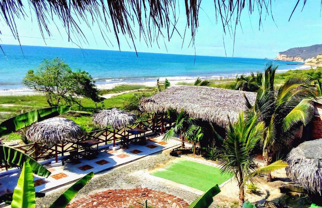 马查利亚La Fogata的享有海滩和海洋景致的度假酒店