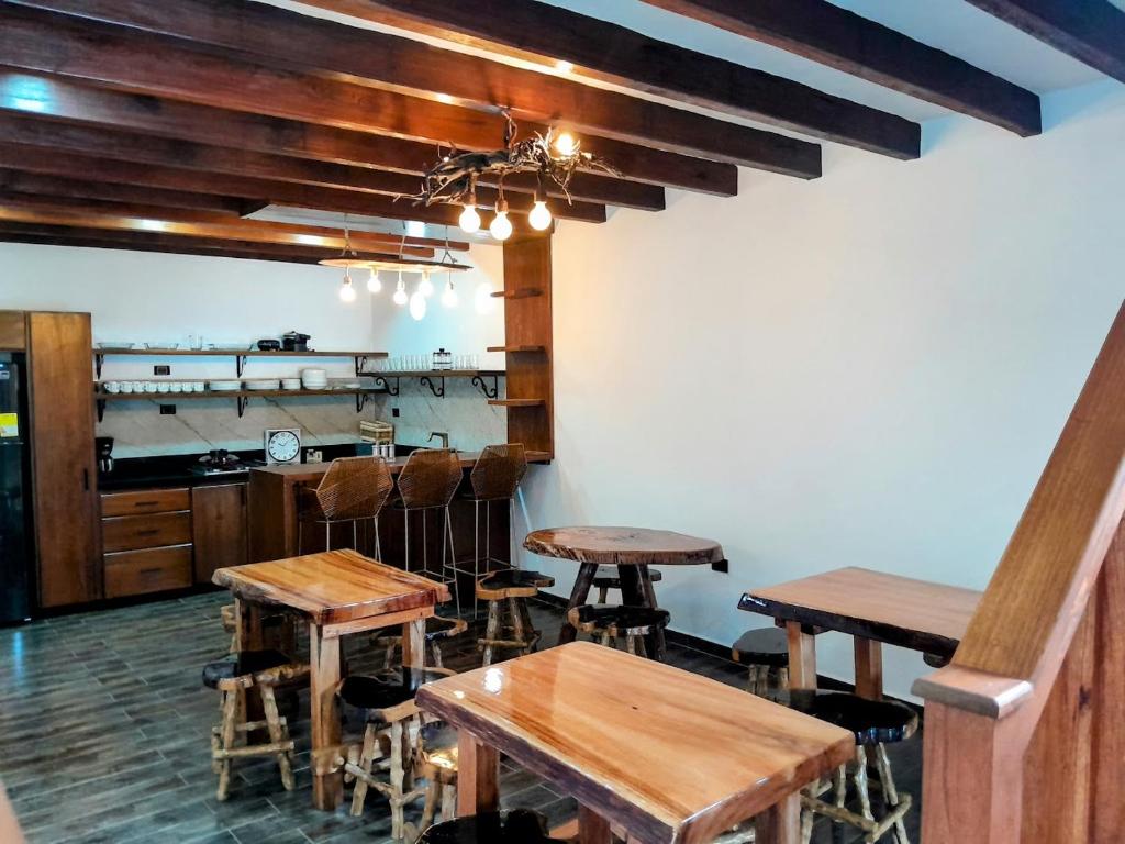 巴里查拉Casa Iris Hotel Boutique的带木桌椅的房间和厨房