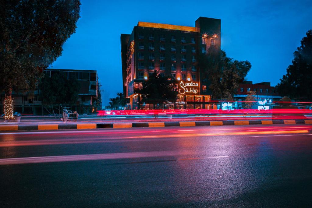 纳杰夫Granada Hotel的城市街道,晚上有红灯