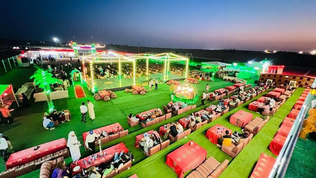 迪拜Overnight Chalet Campsite best for Couples Friends Parties and Overnight Event的夜间户外活动的空中景致