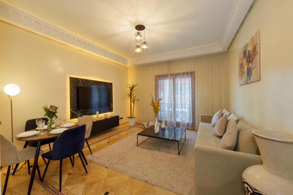 马拉喀什Appartement Haut Standing Gueliz Plaza avec Vue的客厅配有沙发和桌子