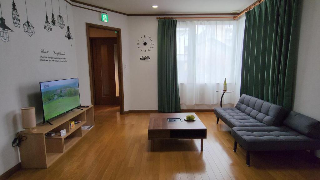 SecondHouse Otaru Garden的休息区