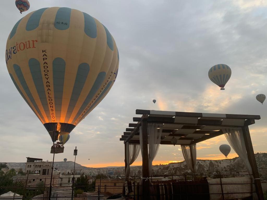 格雷梅Alaturca House的一组热气球在天空中飞行