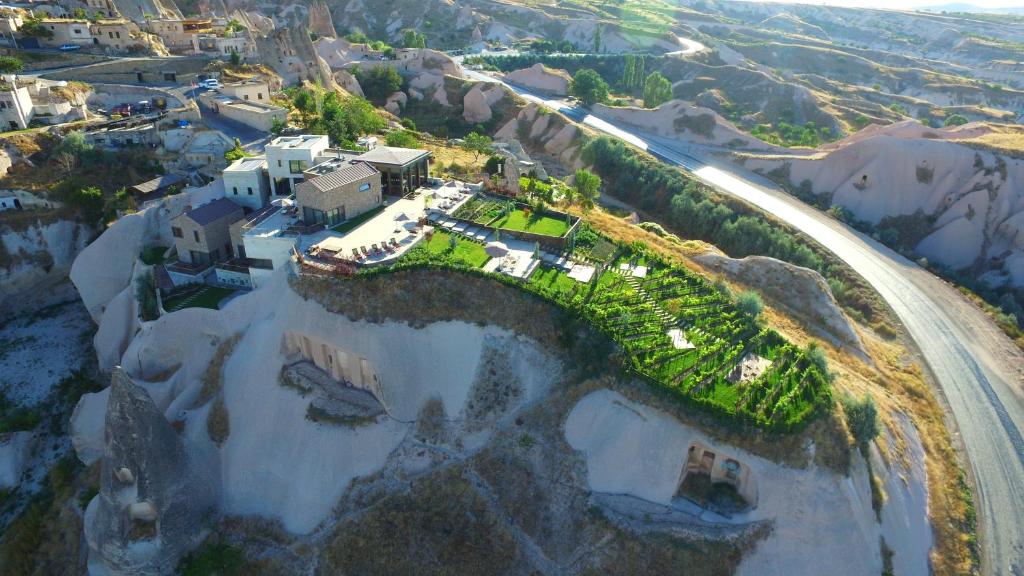 乌奇希萨尔Ariana Sustainable Luxury Lodge - Special Category - Cappadocia的水面上岛上房屋的空中景观