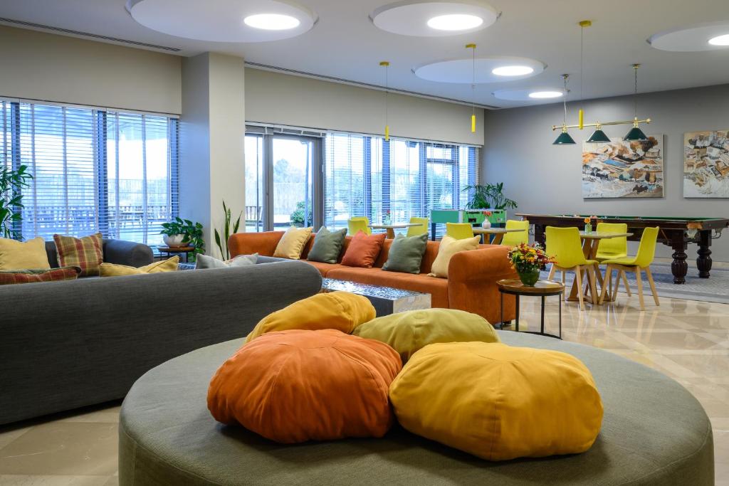 阿萨夫哈罗芬班古里昂机场萨杜特酒店 - 阿特拉斯精品酒店的大堂配有4个枕头