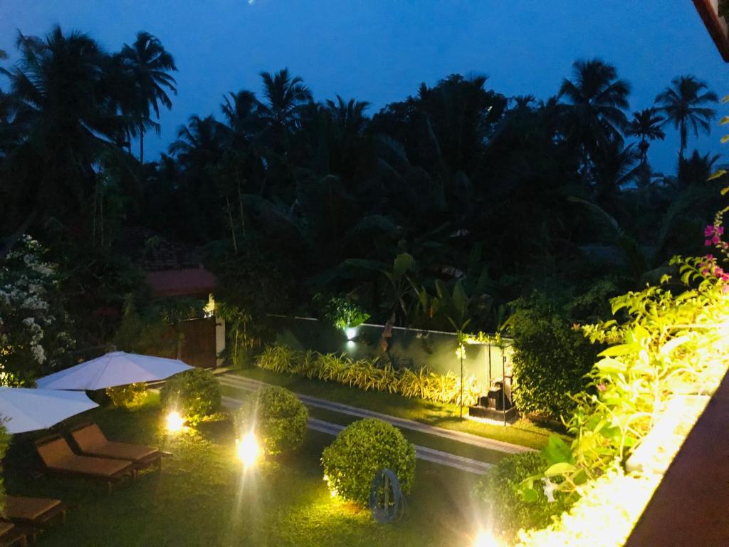 科斯戈德Villa 252 Kosgoda的享有花园的夜间灯光美景