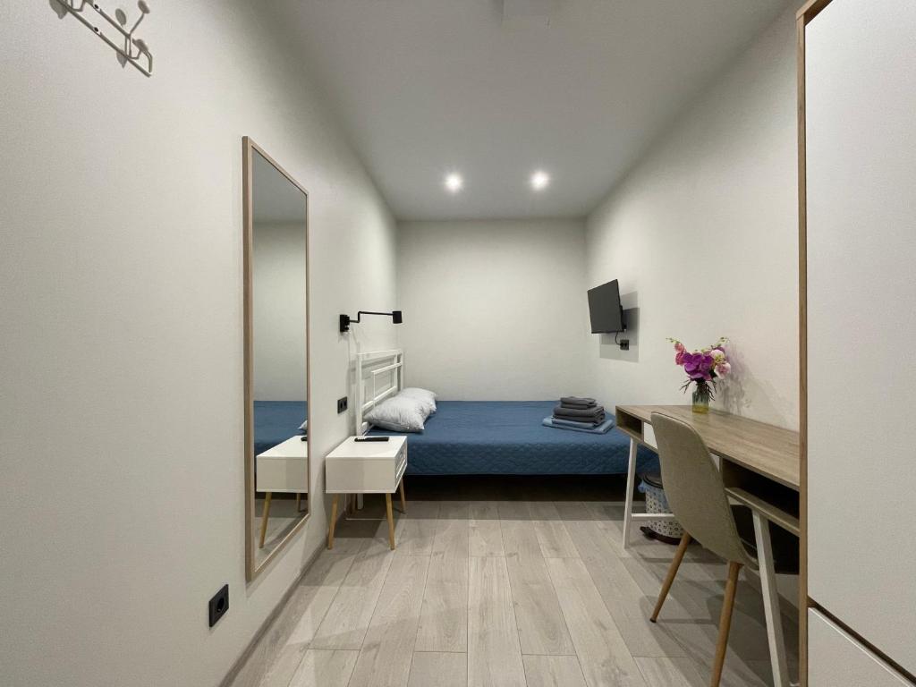 第聂伯罗Sweet Home的一间卧室配有一张床、一张书桌和一面镜子