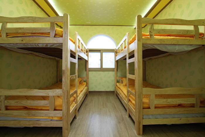 庆州庆州友谊旅馆的客房设有四张双层床和窗户。