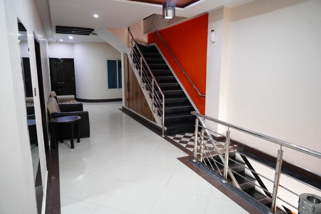 伊斯兰堡Midtwon Hotel Islamabad的大楼内带楼梯的走廊