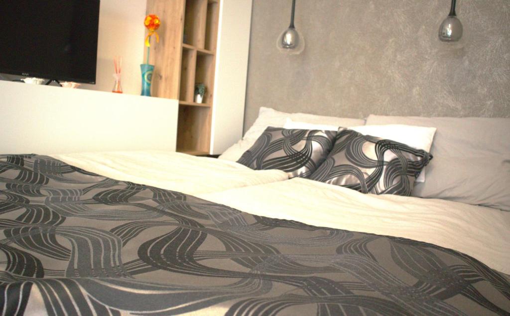 艾斯特根Glamour mini home的一间卧室配有一张床铺,床上有毯子