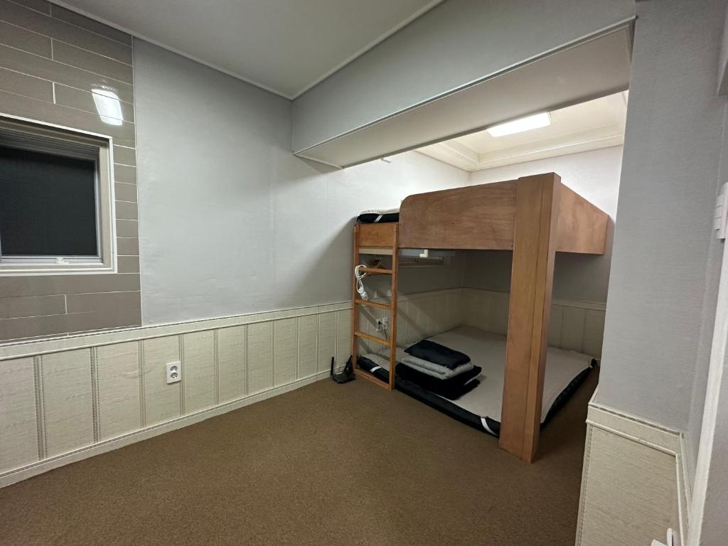 釜山DASOM的一间小房间,内设一张双层床