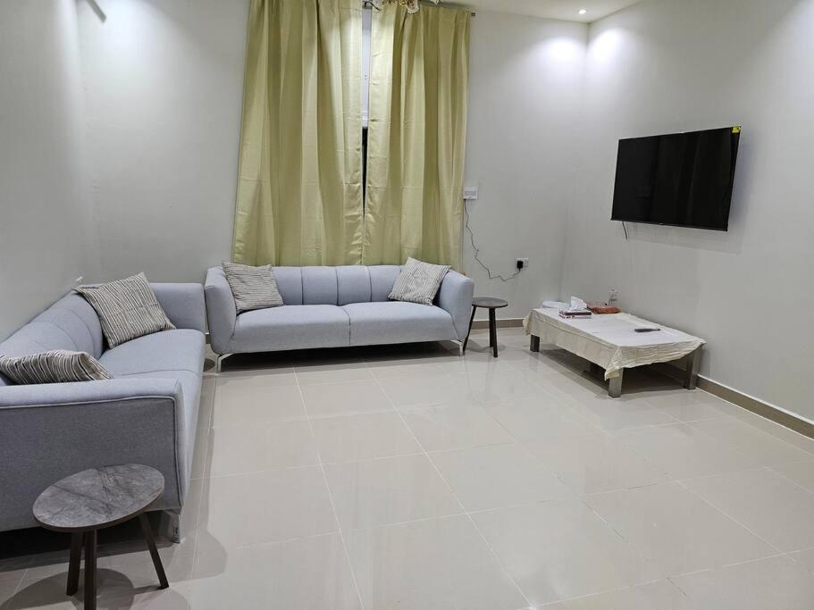 马斯喀特La Villa Muscat的带沙发和电视的客厅