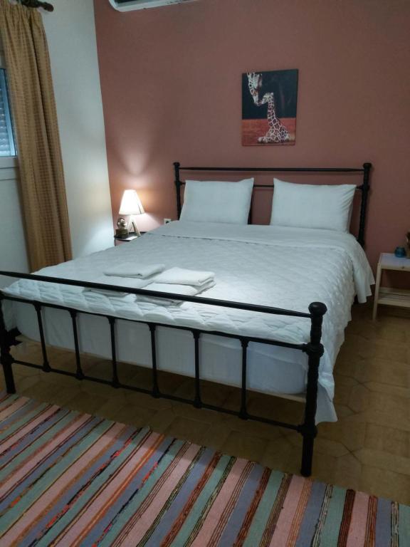 穆尔特里Giannis Stella apartment的一间卧室配有一张带白色床单的大床