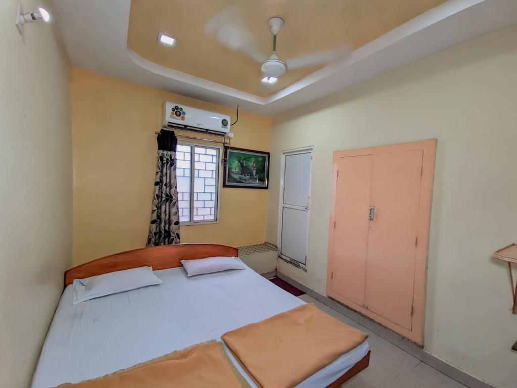 普杰Hotel Annapurna的一间卧室设有一张大床和一个窗户。