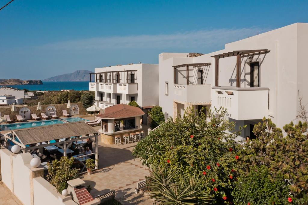 阿尔卡萨阿尔卡萨湾酒店的享有带游泳池的度假村的空中景致