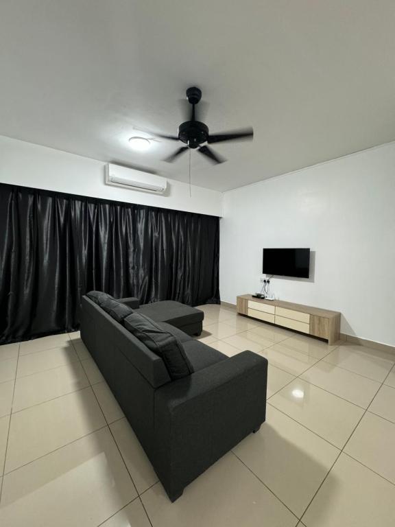 拿笃SDC Suite Home II的带沙发和吊扇的客厅