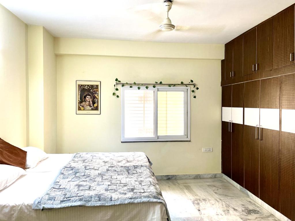 普塔帕蒂sai bliss的一间卧室设有一张床和一个窗口