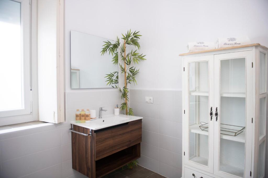 加的斯Palacete de La Alameda - Adults Only-的一间带水槽和镜子的浴室