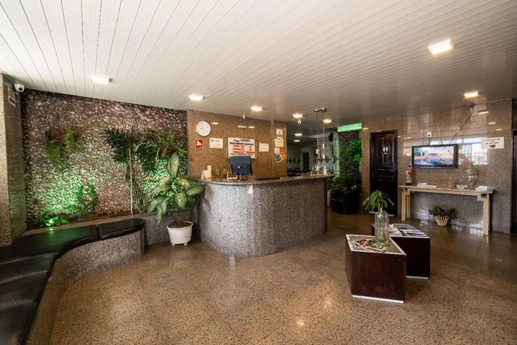 福塔莱萨HOTEL CENTRAL DE FORTALEZA的大堂设有墙上植物酒吧