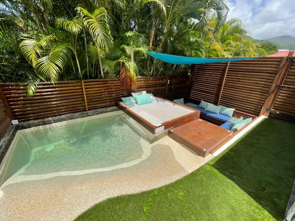 德赛Kawan Bay Suites的后院设有游泳池和遮阳伞