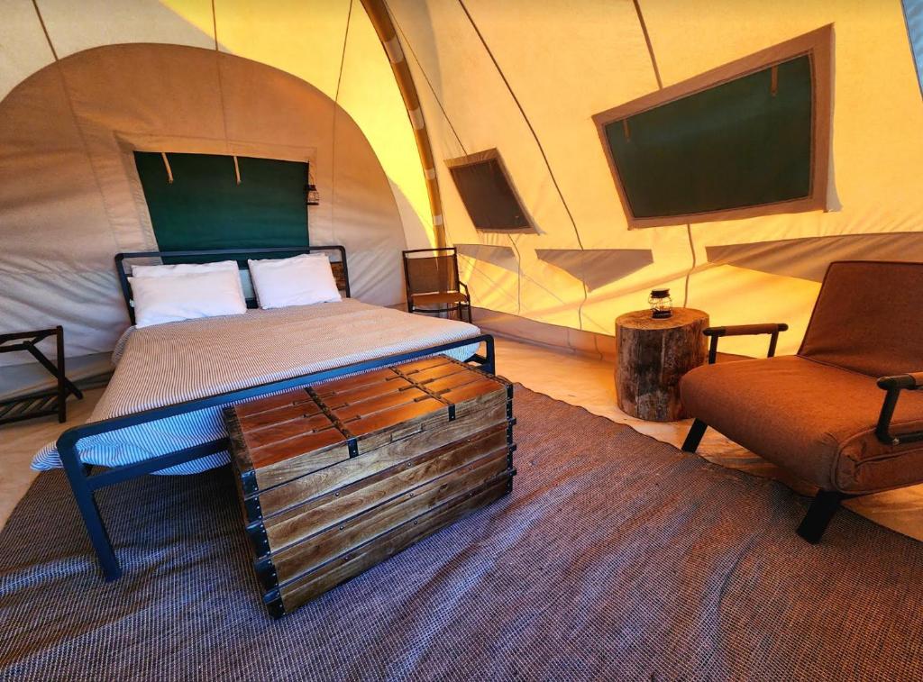 瓦莱Kestrel的一间卧室配有一张床铺,帐篷内提供一把椅子