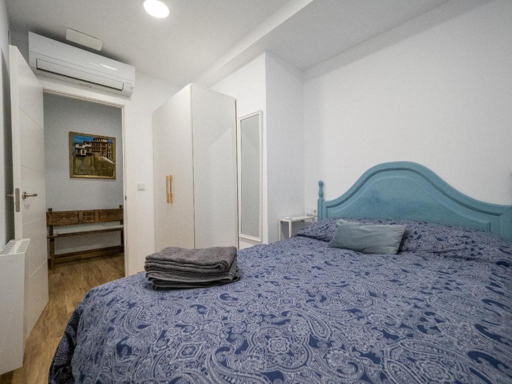 昆卡Los Carros的一间白色客房内的蓝色床卧室