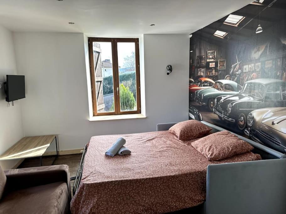 埃皮纳勒Le Garage de Cuba的卧室配有一张挂有壁画的床铺。