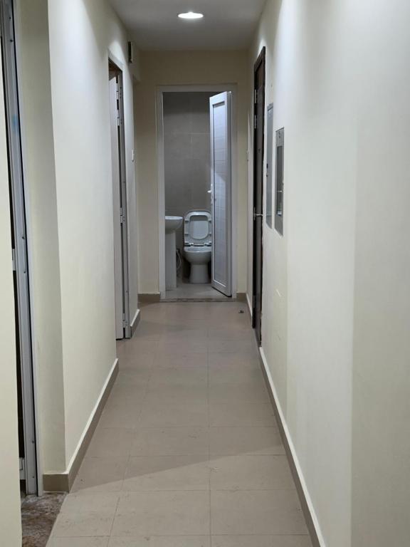 迪拜Palm Inn Hostel的走廊上的浴室设有卫生间