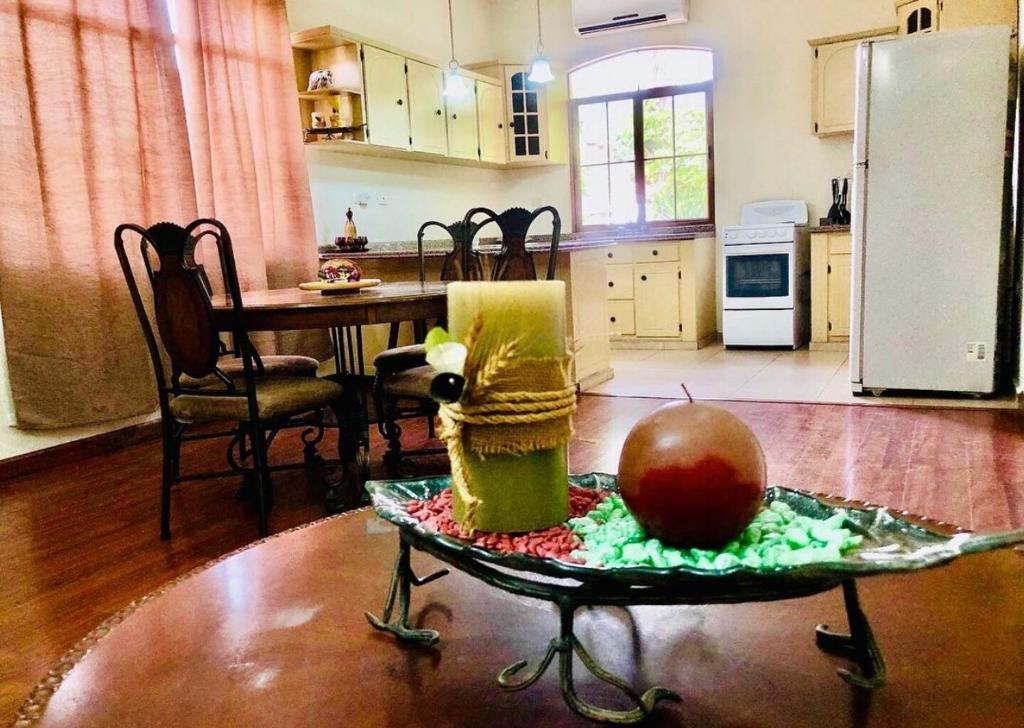 科潘玛雅遗址Apartamento Mayan Plaza的厨房配有桌子和苹果