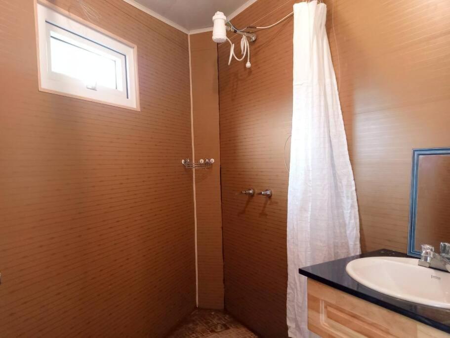 克萨尔特南戈Apartamento Orquídea的带淋浴和盥洗盆的浴室