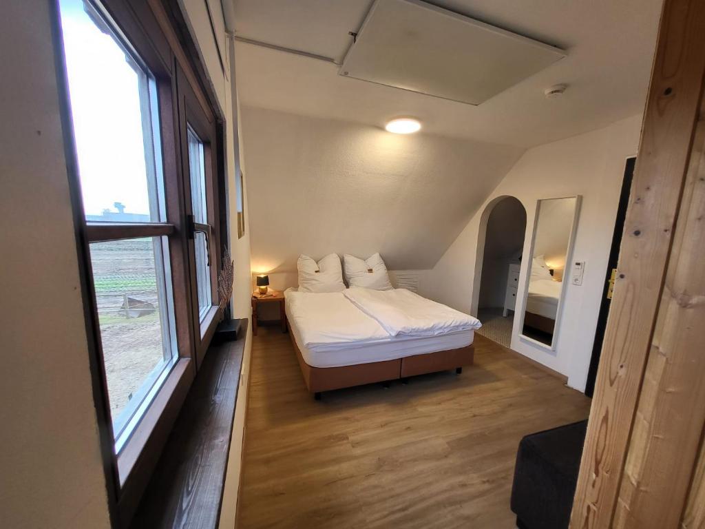 纽伦堡Messe- und Ferienwohnung am Ponyhof Nürnberg的一间小卧室,配有床和窗户