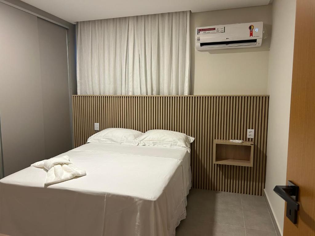 João CâmaraLoft Solaris Apart Hotel - Suíte - Apt. N.105的一间卧室配有一张带白色床单的大床