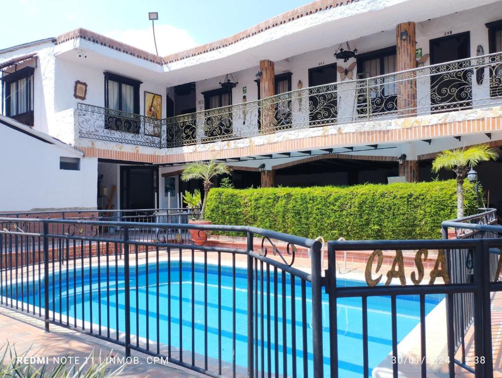 La PlataHotel y Restaurante Casa Medina的一座别墅,在一座建筑前设有一个游泳池