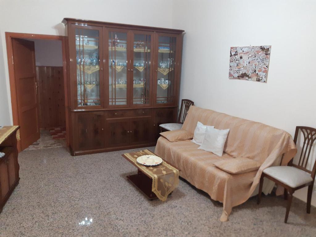 MilenaLa casa di Lina的客厅配有沙发和桌子