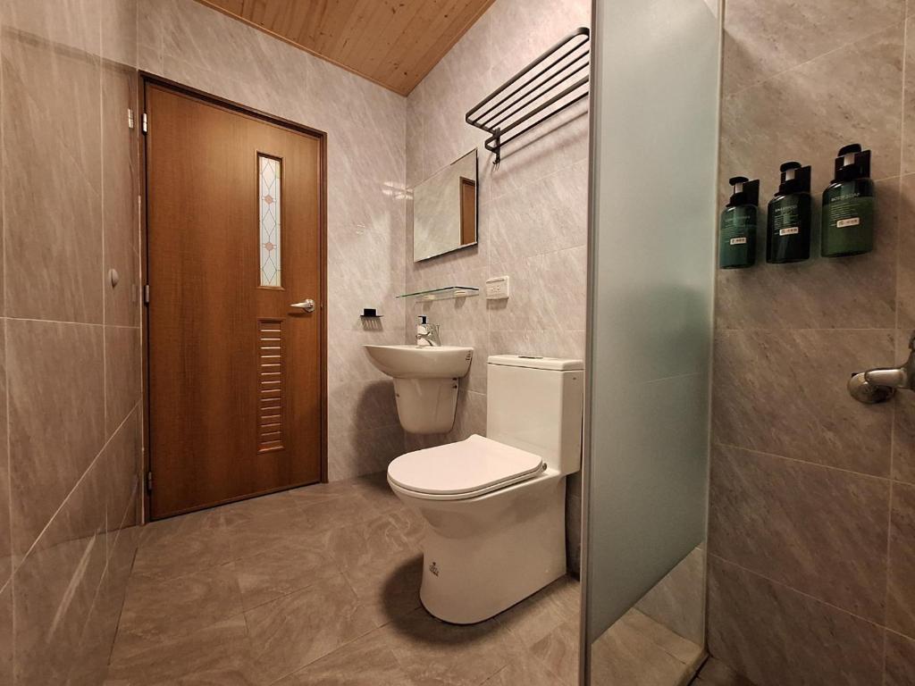 Hsing-wen森之羽民宿的一间带卫生间和水槽的浴室