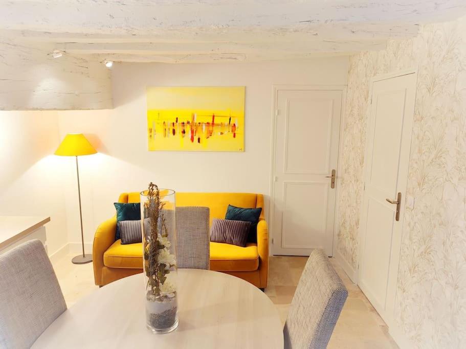塞纳河畔诺让Cosy Claudel的客厅配有桌子和黄色沙发
