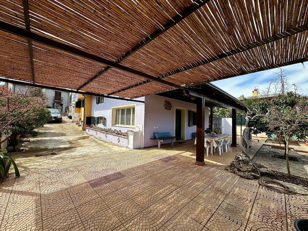 巴里萨尔多La Bomboniera的庭院设有木甲板和屋顶