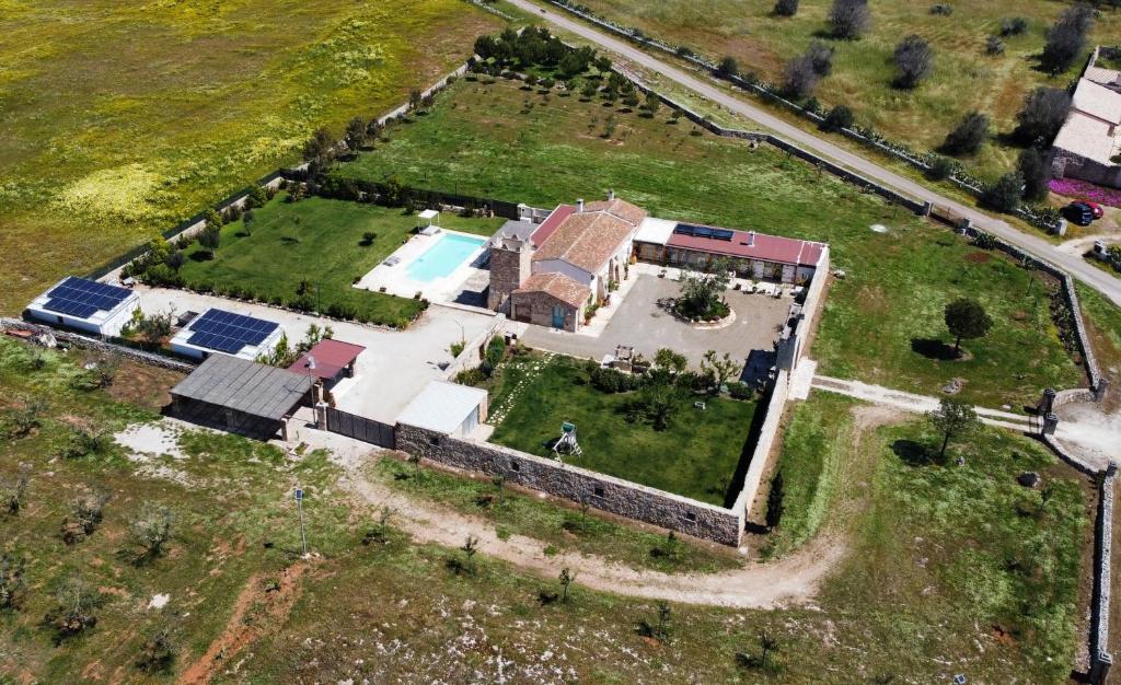 苏尔博Masseria Santu Lasi的享有带游泳池的房屋的空中景致