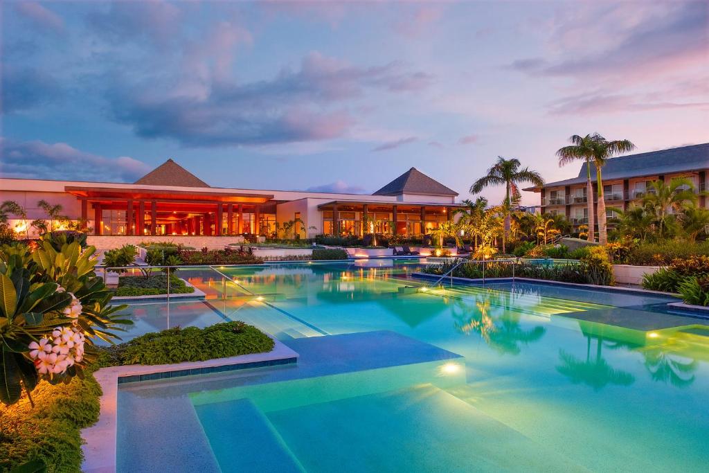 南迪Crowne Plaza Fiji Nadi Bay Resort & Spa, an IHG Hotel的大楼前的大型游泳池