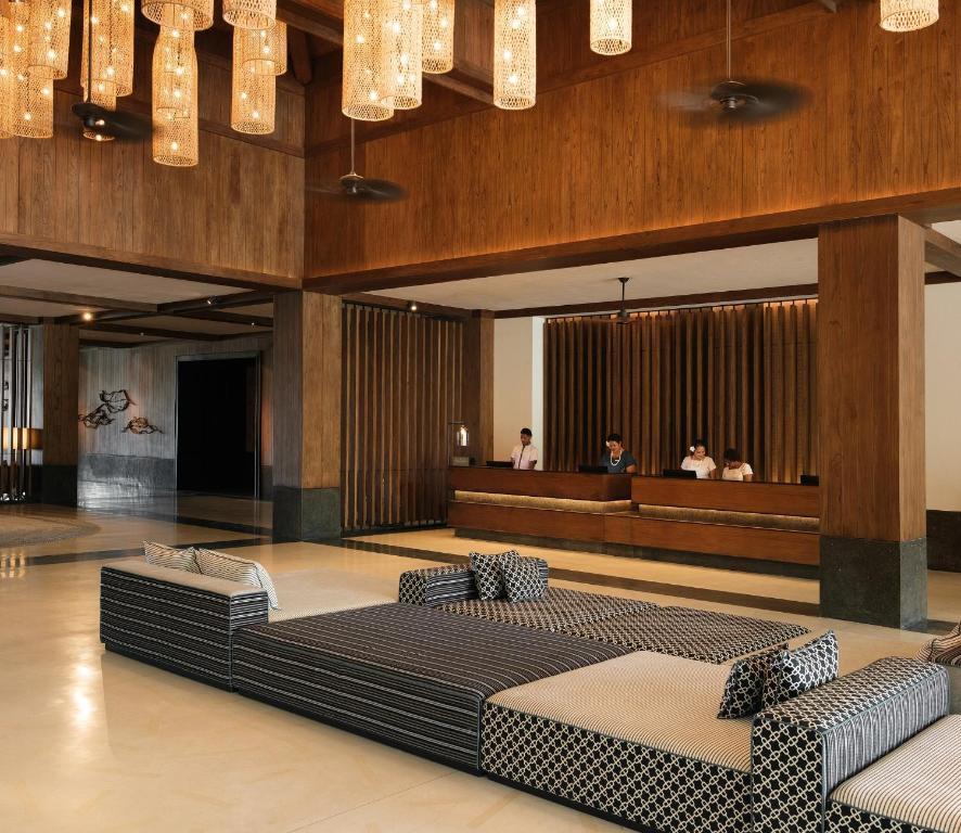 南迪Crowne Plaza Fiji Nadi Bay Resort & Spa, an IHG Hotel的大厅,房间中间设有几张床