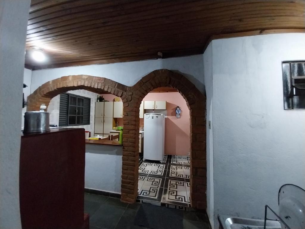 AlagoaHospedagem Manacás的厨房设有拱门和冰箱。