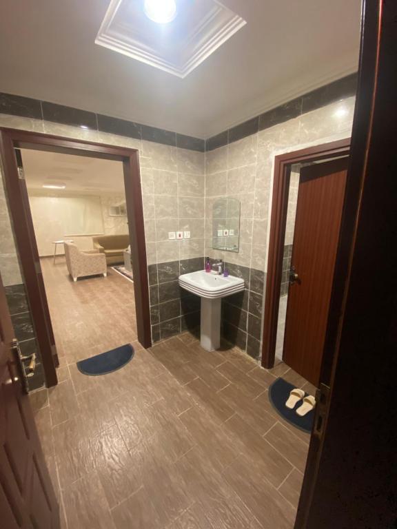 Ḑubāغرفة مع دورة مياه 201的一间带水槽和镜子的浴室