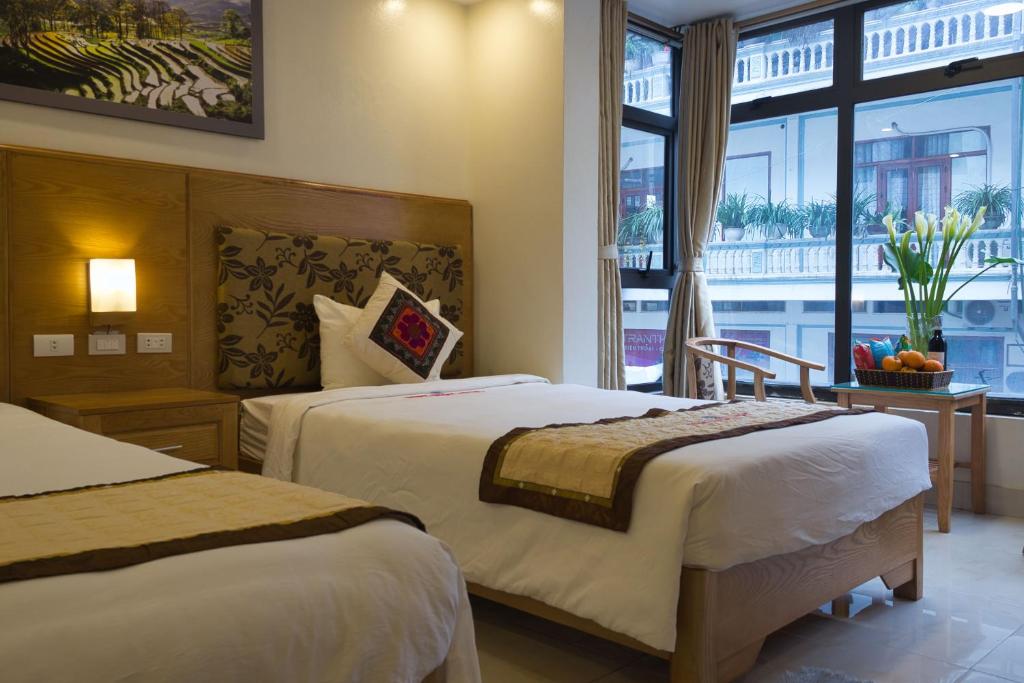 萨帕萨帕雪酒店 的酒店客房设有两张床和窗户。