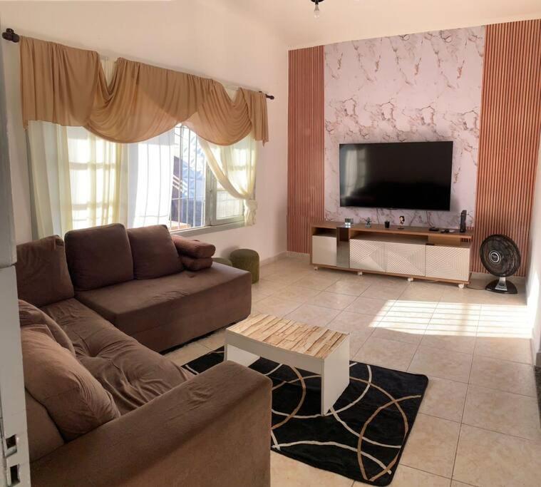 索莱马Recanto Caiçara的带沙发和平面电视的客厅