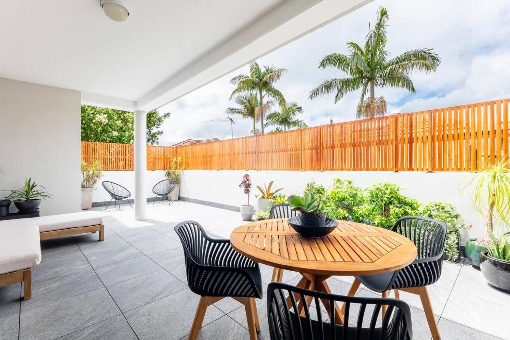悉尼Balmain Designer 1 Bedroom Apartment with Parking的庭院配有木桌和椅子