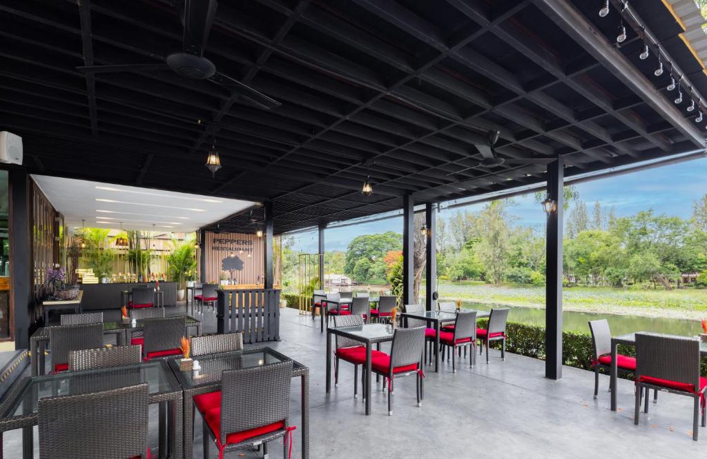 U Inchantree Kanchanaburi餐厅或其他用餐的地方