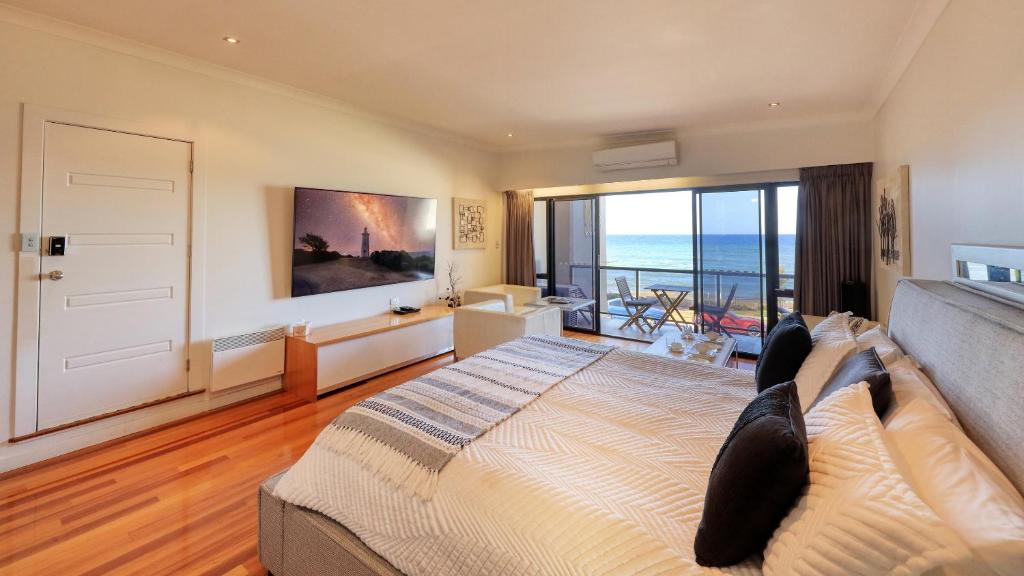 彭古因美德森精品酒店的一间卧室配有一张床,享有海景