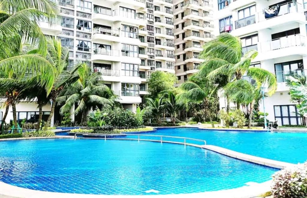 新山seaview beach 4-13pax/CIQ 5mins/ johor bahru ambersite的大型公寓大楼前的大型游泳池