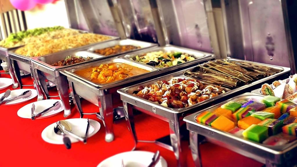 瓦迪拉姆Sama Wadi Rum的餐桌上的自助餐,包括不同种类的食物